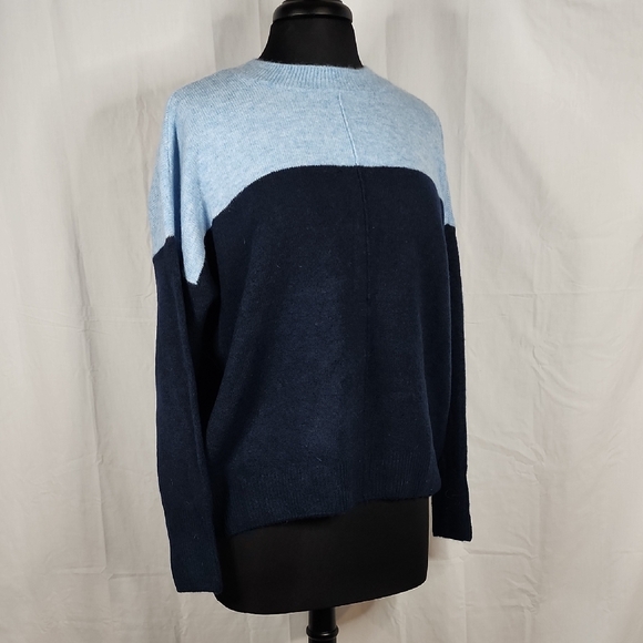 Vince Camuto Crewneck Sweater Size Medium - Picture 7 of 10